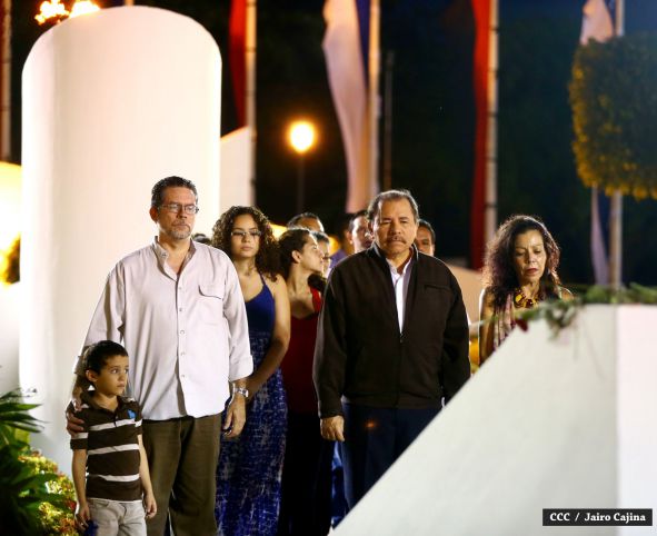 Daniel y Rosario rinden homenaje el Comandante Carlos Fonseca Amador