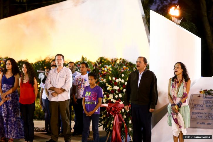 Daniel y Rosario rinden homenaje el Comandante Carlos Fonseca Amador