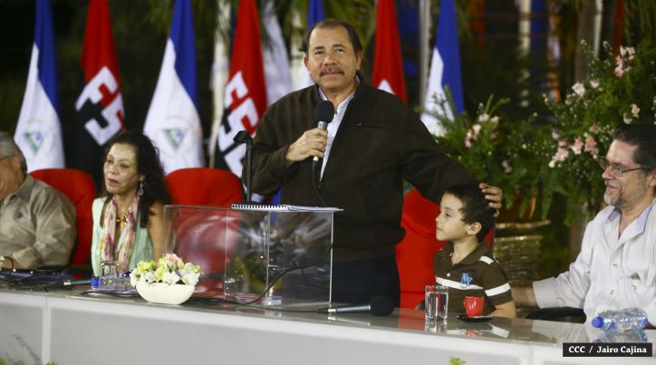 Daniel y Rosario rinden homenaje el Comandante Carlos Fonseca Amador