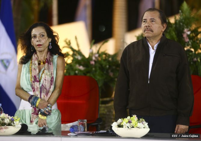 Daniel y Rosario rinden homenaje el Comandante Carlos Fonseca Amador