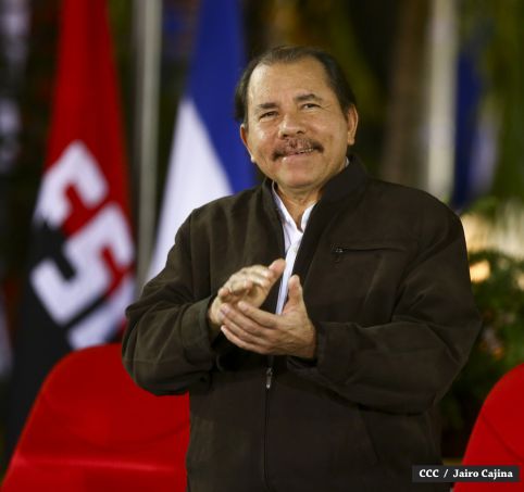 Daniel y Rosario rinden homenaje el Comandante Carlos Fonseca Amador