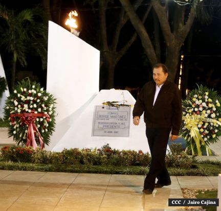 Daniel y Rosario rinden homenaje el Comandante Carlos Fonseca Amador