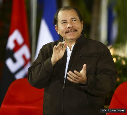 Daniel y Rosario rinden homenaje el Comandante Carlos Fonseca Amador