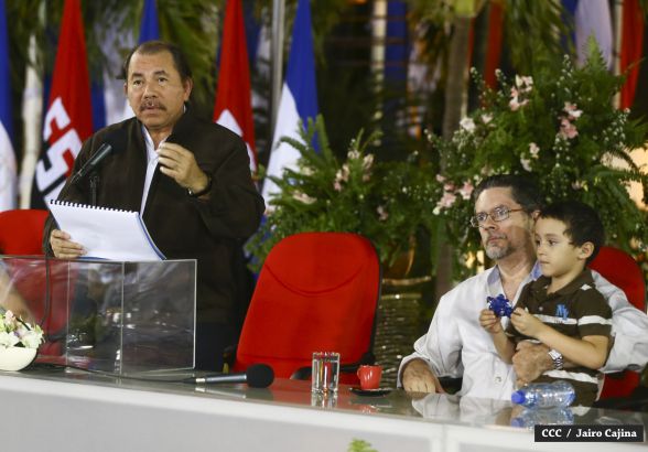 Daniel y Rosario rinden homenaje el Comandante Carlos Fonseca Amador