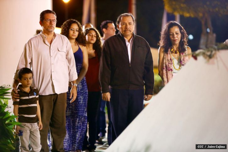 Daniel y Rosario rinden homenaje el Comandante Carlos Fonseca Amador