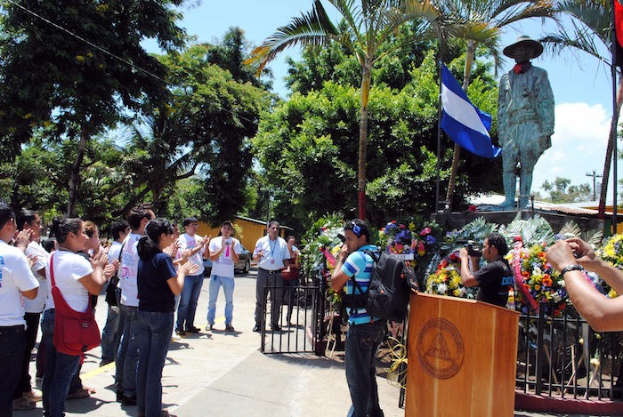 Familias rinden honores a General Sandino en Niquinohomo (18 Mayo 2013)