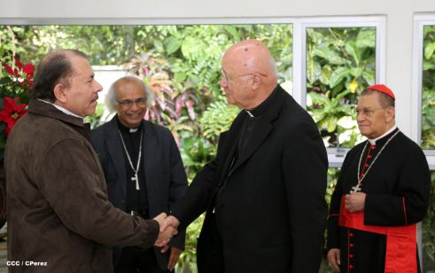 Daniel y Rosario se reúnen con Presidente del Pontificio Consejo para las Comunicaciones Sociales