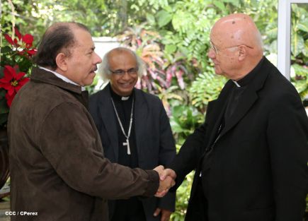 Daniel y Rosario se reúnen con Presidente del Pontificio Consejo para las Comunicaciones Sociales