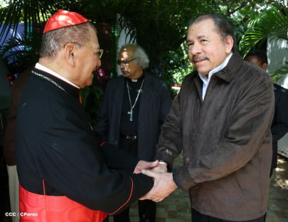 Daniel y Rosario se reúnen con Presidente del Pontificio Consejo para las Comunicaciones Sociales