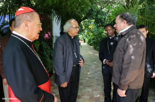 Daniel y Rosario se reúnen con Presidente del Pontificio Consejo para las Comunicaciones Sociales