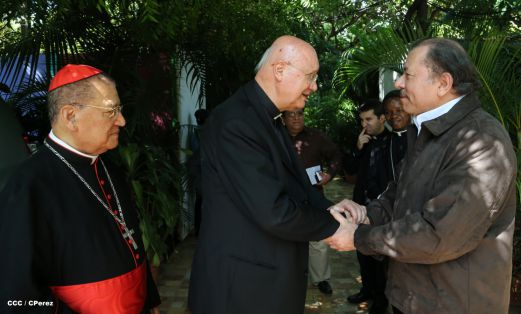 Daniel y Rosario se reúnen con Presidente del Pontificio Consejo para las Comunicaciones Sociales