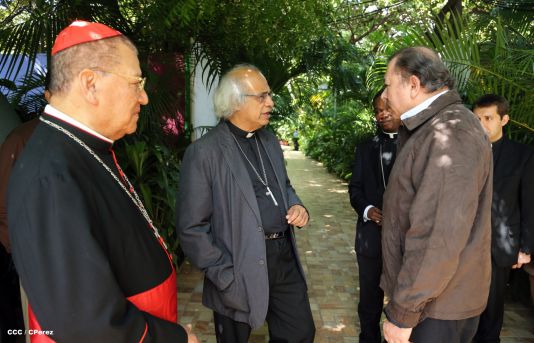 Daniel y Rosario se reúnen con Presidente del Pontificio Consejo para las Comunicaciones Sociales