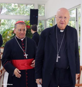 Daniel y Rosario se reúnen con Presidente del Pontificio Consejo para las Comunicaciones Sociales