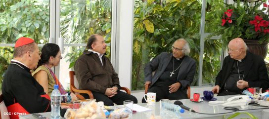 Daniel y Rosario se reúnen con Presidente del Pontificio Consejo para las Comunicaciones Sociales