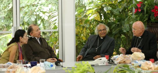 Daniel y Rosario se reúnen con Presidente del Pontificio Consejo para las Comunicaciones Sociales