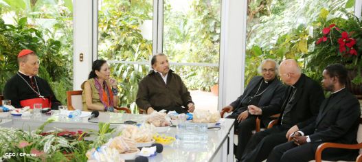 Daniel y Rosario se reúnen con Presidente del Pontificio Consejo para las Comunicaciones Sociales