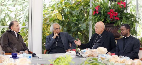 Daniel y Rosario se reúnen con Presidente del Pontificio Consejo para las Comunicaciones Sociales