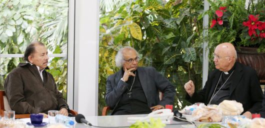 Daniel y Rosario se reúnen con Presidente del Pontificio Consejo para las Comunicaciones Sociales