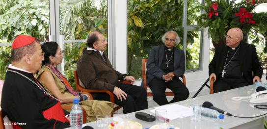 Daniel y Rosario se reúnen con Presidente del Pontificio Consejo para las Comunicaciones Sociales