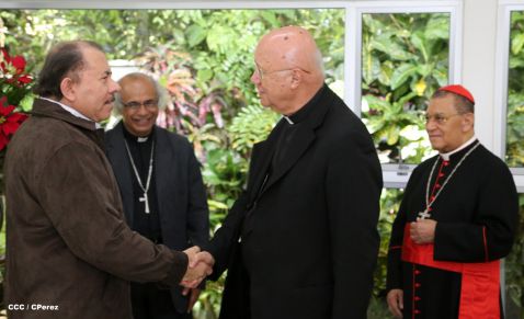 Daniel y Rosario se reúnen con Presidente del Pontificio Consejo para las Comunicaciones Sociales
