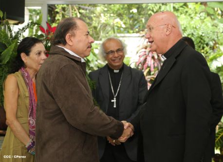 Daniel y Rosario se reúnen con Presidente del Pontificio Consejo para las Comunicaciones Sociales