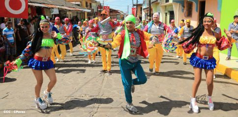 Turistas nacionales y extranjeros disfrutaron del Carnaval Acuático en Río San Juan
