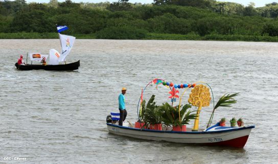Turistas nacionales y extranjeros disfrutaron del Carnaval Acuático en Río San Juan