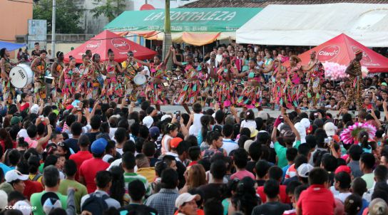 Turistas nacionales y extranjeros disfrutaron del Carnaval Acuático en Río San Juan