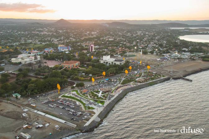 Luces de Vida, Amor y Esperanza iluminan Avenida de Bolívar a Chávez
