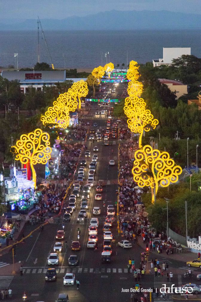 Luces de Vida, Amor y Esperanza iluminan Avenida de Bolívar a Chávez