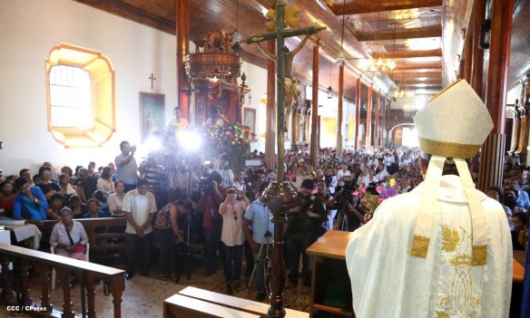 Nicaragüenses desbordados en fe y fervor en tradicional Lavada de la Plata