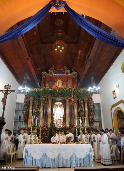 Nicaragüenses desbordados en fe y fervor en tradicional Lavada de la Plata