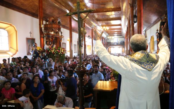 Nicaragüenses desbordados en fe y fervor en tradicional Lavada de la Plata