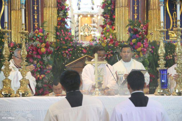Nicaragüenses desbordados en fe y fervor en tradicional Lavada de la Plata