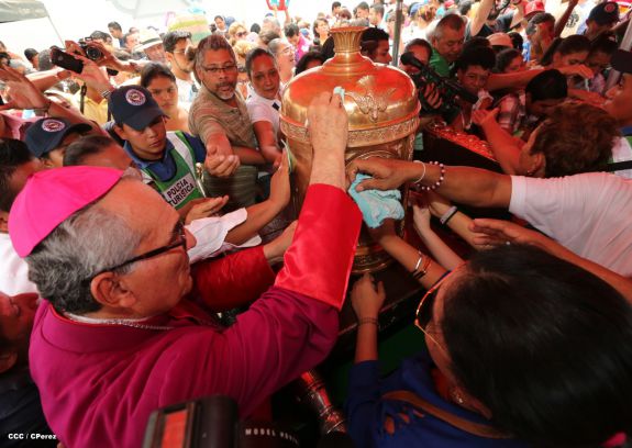 Nicaragüenses desbordados en fe y fervor en tradicional Lavada de la Plata