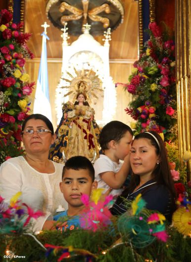 Nicaragüenses desbordados en fe y fervor en tradicional Lavada de la Plata