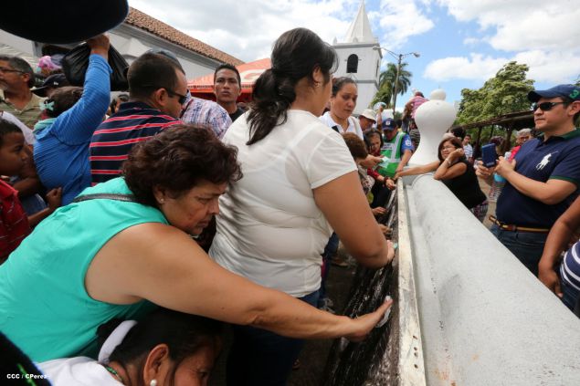 Nicaragüenses desbordados en fe y fervor en tradicional Lavada de la Plata