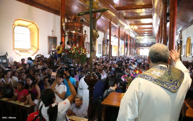 Nicaragüenses desbordados en fe y fervor en tradicional Lavada de la Plata
