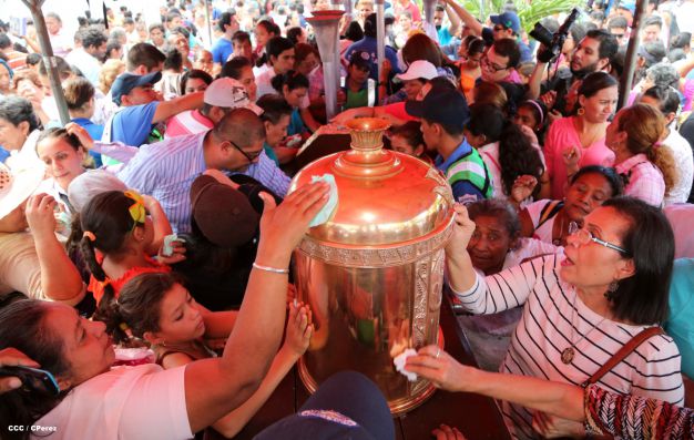 Nicaragüenses desbordados en fe y fervor en tradicional Lavada de la Plata
