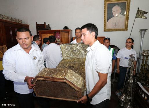 Nicaragüenses desbordados en fe y fervor en tradicional Lavada de la Plata