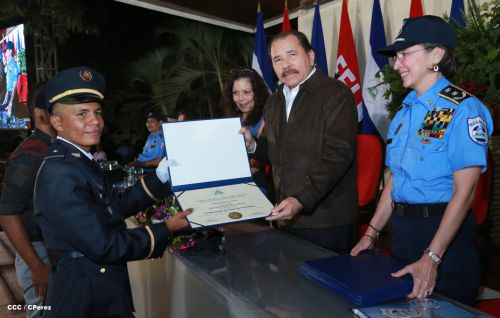 Daniel y Rosario presiden graduación de nuevos miembros de la Policía Nacional