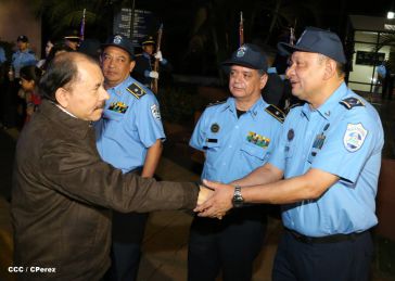 Daniel y Rosario presiden graduación de nuevos miembros de la Policía Nacional