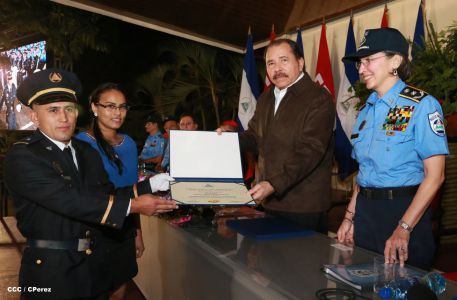 Daniel y Rosario presiden graduación de nuevos miembros de la Policía Nacional