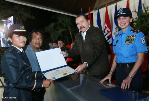 Daniel y Rosario presiden graduación de nuevos miembros de la Policía Nacional