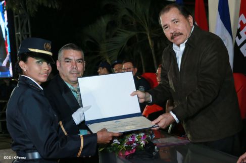Daniel y Rosario presiden graduación de nuevos miembros de la Policía Nacional