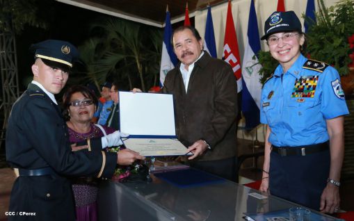 Daniel y Rosario presiden graduación de nuevos miembros de la Policía Nacional