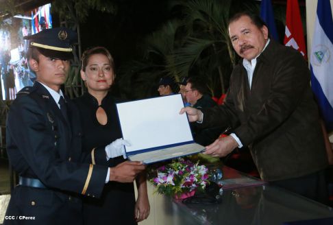 Daniel y Rosario presiden graduación de nuevos miembros de la Policía Nacional