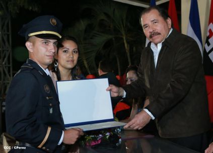 Daniel y Rosario presiden graduación de nuevos miembros de la Policía Nacional