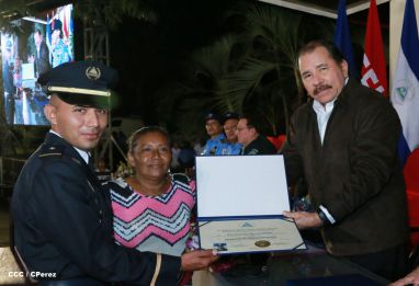 Daniel y Rosario presiden graduación de nuevos miembros de la Policía Nacional
