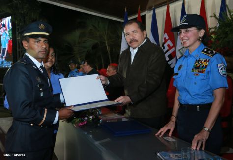 Daniel y Rosario presiden graduación de nuevos miembros de la Policía Nacional